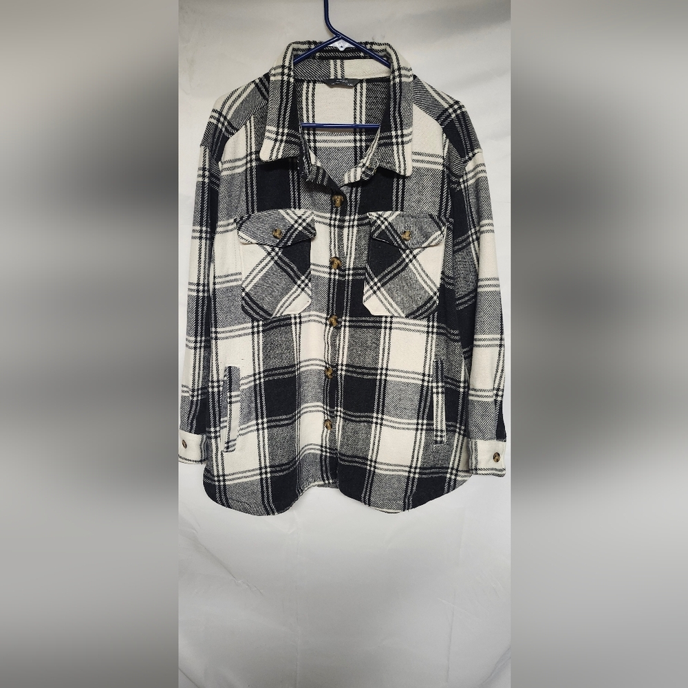 Womesn Black and White Plaid Shacket
